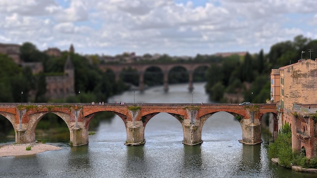 Foto ponte ad arco sul fiume contro il cielo