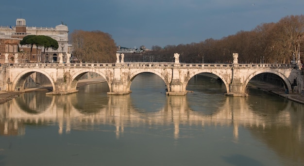 Foto ponte ad arco sul fiume contro il cielo