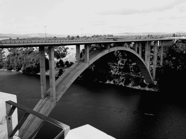 Photo arch bridge over river against sky