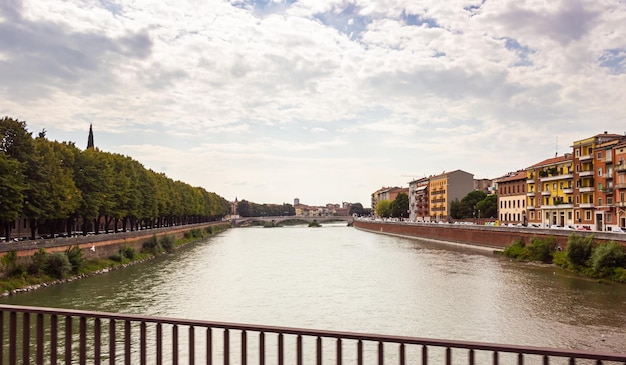 Foto ponte ad arco sul fiume tra gli edifici della città contro il cielo