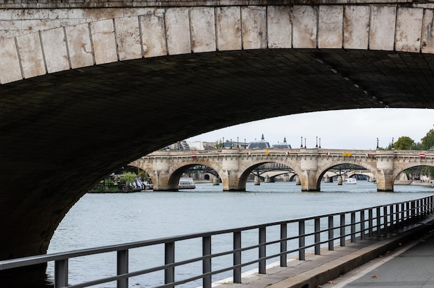 Foto ponte ad arco sul fiume in città