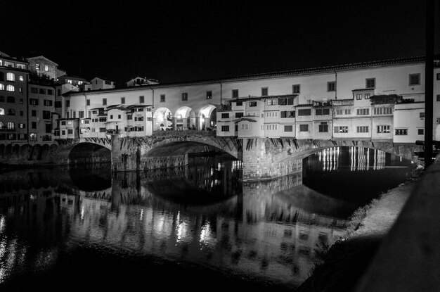 Foto ponte ad arco sul fiume di notte