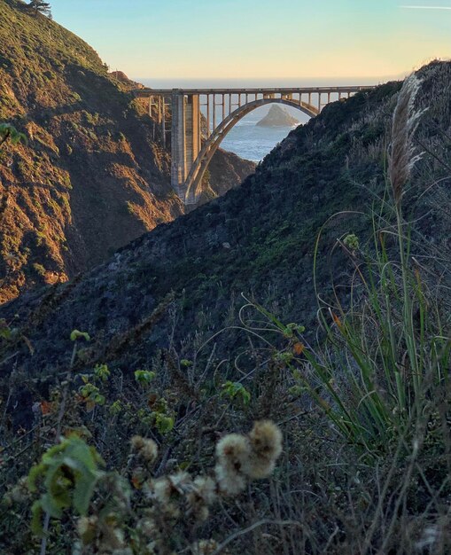 Foto ponte ad arco sul fiume