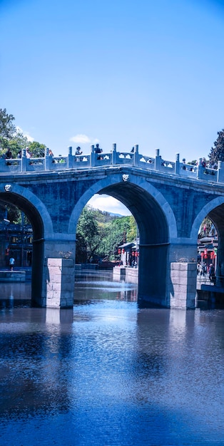 Foto ponte ad arco sul fiume