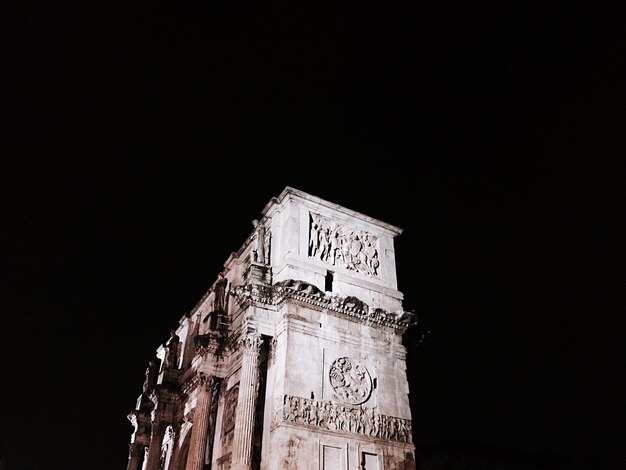 Foto arco di costantino contro il cielo limpido di notte