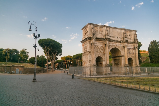 Arco di costantino una vista al tramonto del lato sud dell'arco di costantino