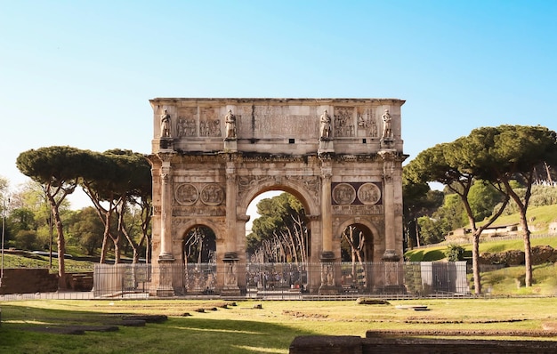 Photo the arch of constantine near the colosseum in rome italy