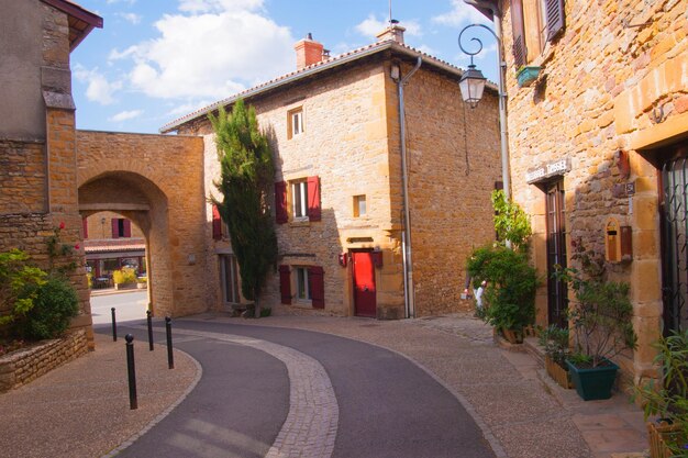 Foto arco sulla strada vuota in mezzo agli edifici della città