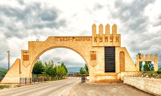 Foto arco all'ingresso del villaggio lakskoe di kumukh in daghestan