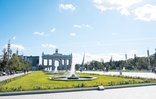 Арка главного входа памятника в Москве