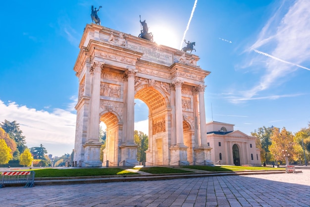 Arco della pace, o arco della pace, porta della città nel centro della città vecchia di milano nella giornata di sole, lombardia, italia.