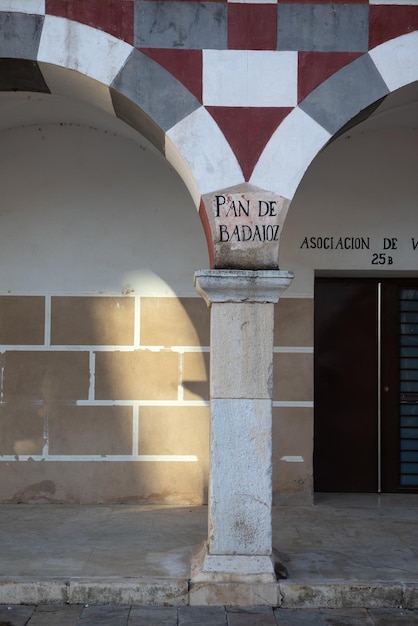 Photo an arch of the plaza alta in the old town of badajoz extremadura spain