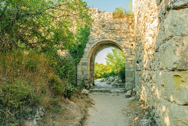 Un arco nel muro in rovina della fortezza di mangup kale