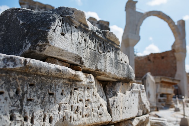 Photo arch the ruins of the ancient city of ephesus against the blue sky on a sunny day.