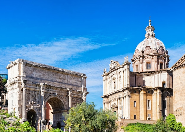 イタリアのローマのフォロロマーノのセプティミウスセウェルスのアーチ。