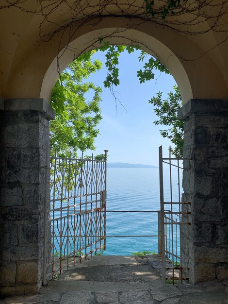 Photo arch-shaped entranceway to the sea against sky