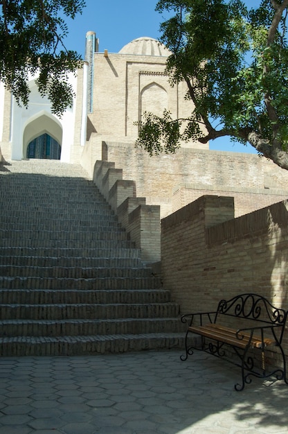 L'arco e i gradini del design esterno dell'antico registan a samarcanda architettura dell'asia