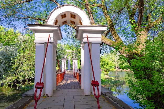 An arch of stone leading to the bridge.