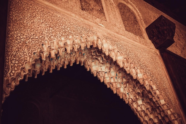 Photo the arch of the tomb of the king of the desert