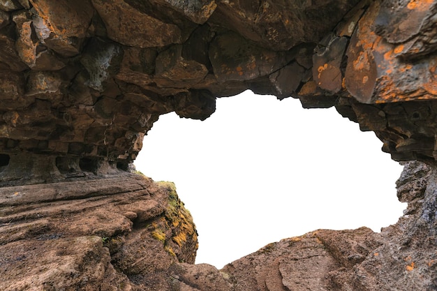 Foto grotta di roccia naturale d'ingresso del tunnel ad arco sullo sfondo