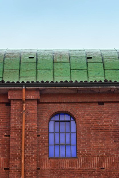 Foto finestra ad arco sulla parete della casa contro il cielo