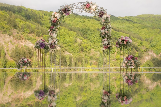 Фото Арка с красивыми цветами на естественном фоне