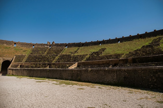 ポンペイ考古学公園古代都市剣闘士の戦いが行われた20000人のためのローマ円形劇場の遺跡