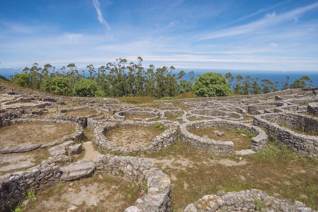 Foto resti archeologici di un forte celtico all'aperto sulla cima del monte de santa tegra a la guardia pontevedra galizia spagna