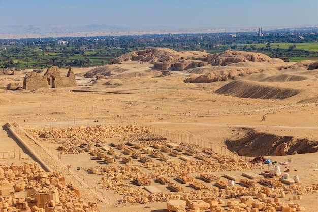 Sito archeologico vicino al tempio di hatshepsut a deir el-bahri. scavi dell'antico egitto sulla sponda occidentale del nilo vicino a luxor (antica tebe) in egitto