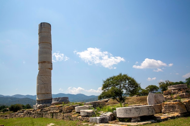 Archaïsch standbeeld van hera op samos, de oude stad heraion - griekenland