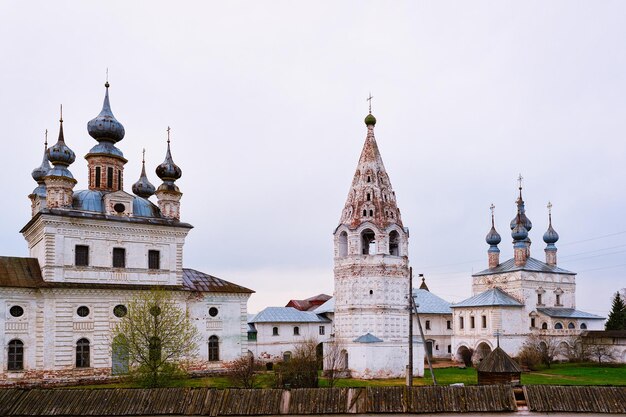 ロシアのウラジミール州のユーリエフポルスキーの町にある大天使ミカエル修道院。