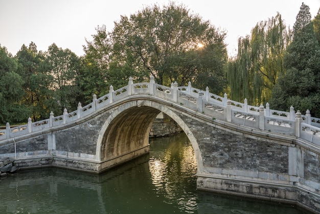 中国北京郊外の頤和園のアーチ橋