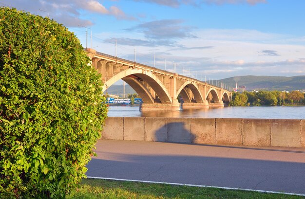ロシアのゴロダッドシベリア中央堤防にあるエニセイ川に架かるアーチ橋
