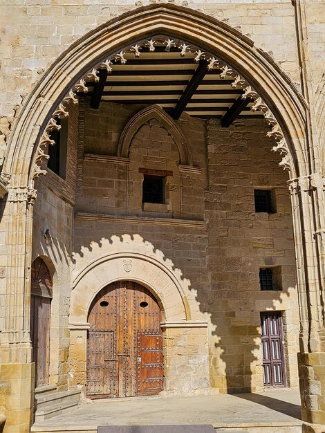 Photo arched door leading to the old alcaniz market