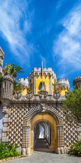 Photo the arched entrance to the pena palace in sintra with the walls and arch decorated with ornaments