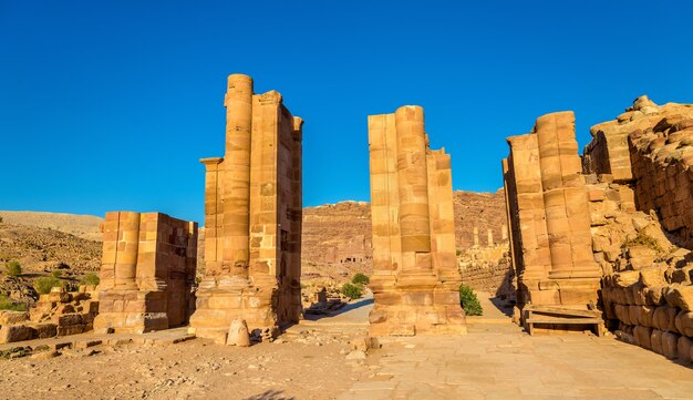 La porta ad arco nell'antica città di petra, in giordania