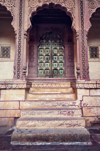 Foto porta ad arco nel forte di mehrangarh jodhpur rajasthan india