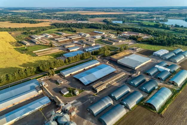 Foto hangar ad arco un grande magazzino per prodotti agricoli vista dall'alto