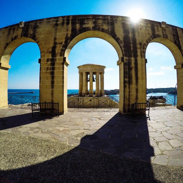 Foto struttura ad arco contro il mare calmo