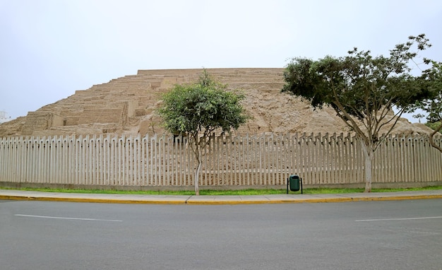 Archeologieplaats van Huaca Pucllana oude adobe en kleipiramide in Miraflores van Lima Peru