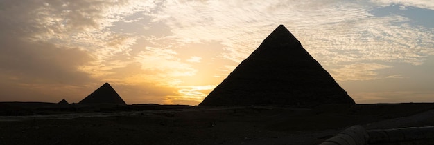 Archeologisch complex van de grote Egyptische piramides bevindt zich op het plateau van Gizeh, de tweede piramide van Chephren khefren in het nachtlicht bij zonsondergang, de zon gaat achter de piramide onder