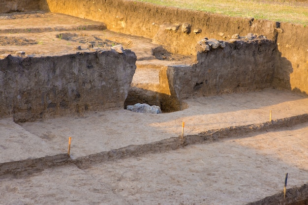 Archeologische opgravingen, overblijfselen van de nederzetting, de fossielen van de scythen