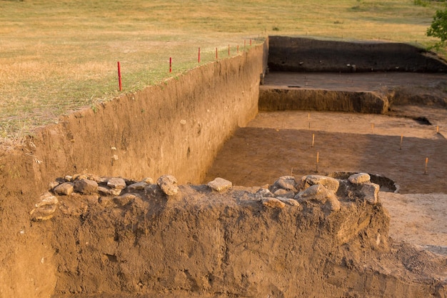 Archeologische opgravingen, overblijfselen van de nederzetting, de fossielen van de scythen