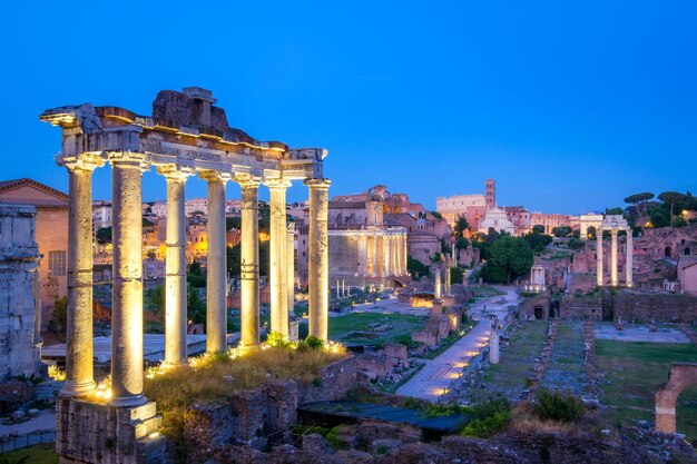 Archeologische vindplaats Forum Romanum in Rome na zonsondergang