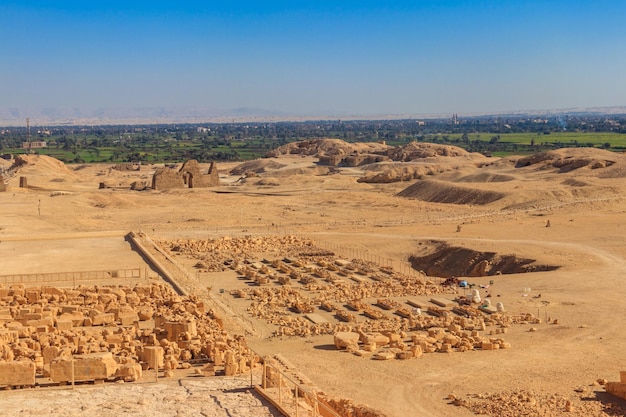 Archeologische vindplaats in de buurt van de tempel van hatshepsut in deir elbahri opgravingen van het oude egypte op de westelijke oever van de nijl in de buurt van het oude thebe van luxor in egypte