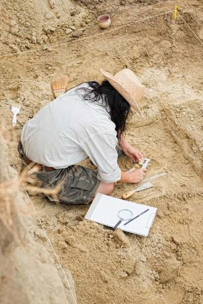 写真 遺跡の考古学者