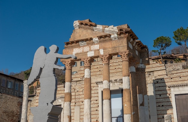 写真 ローマ劇場のキャピトリウムとサンタ ジュリアの複合体の考古学