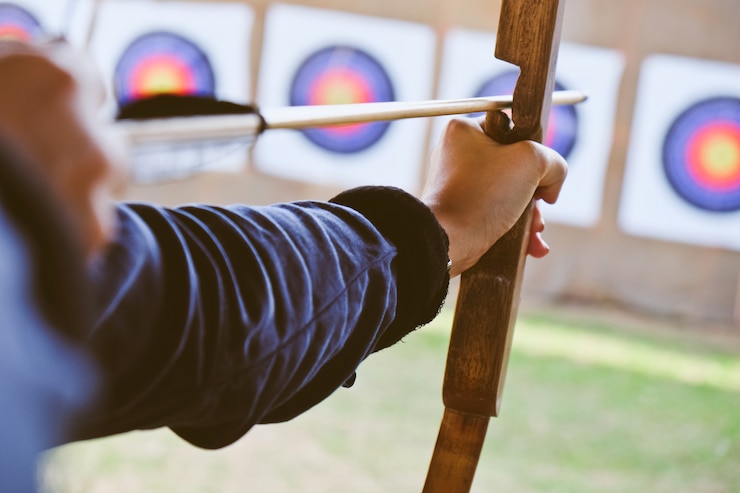 Foto archer houdt zijn boog gericht op een doelwit