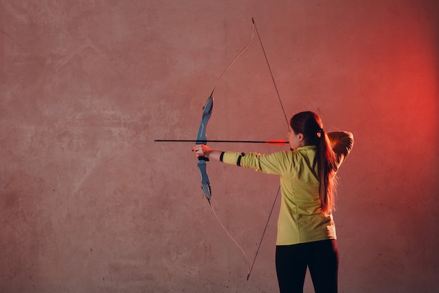 Photo archer woman with bow and arrow