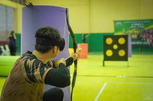 写真 射手が標的を狙っている